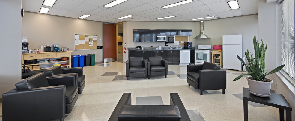 More Photos Of 7236 10th St NE, Calgary Flex For Sale