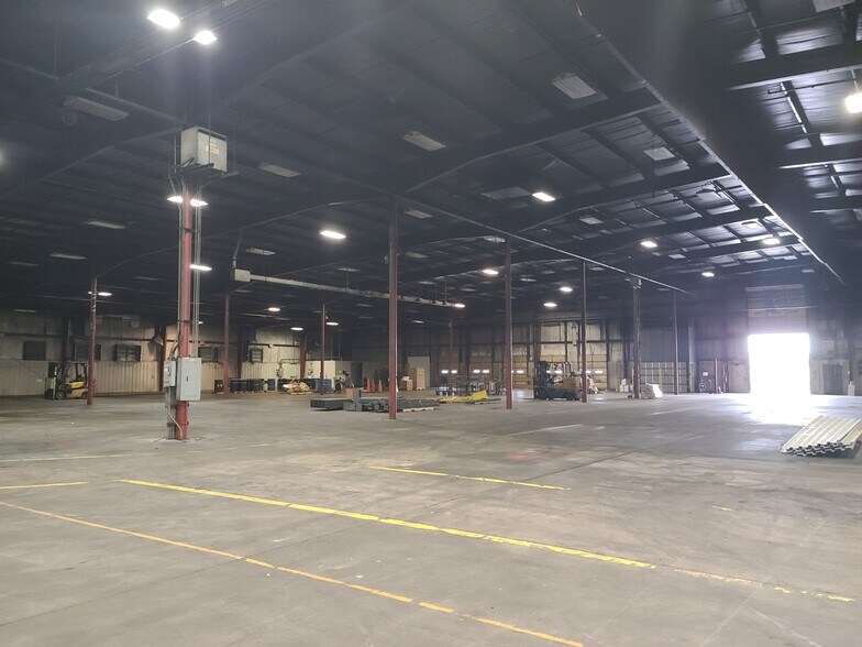More Photos Of 300 E 39th St, Hastings Distribution For Lease
