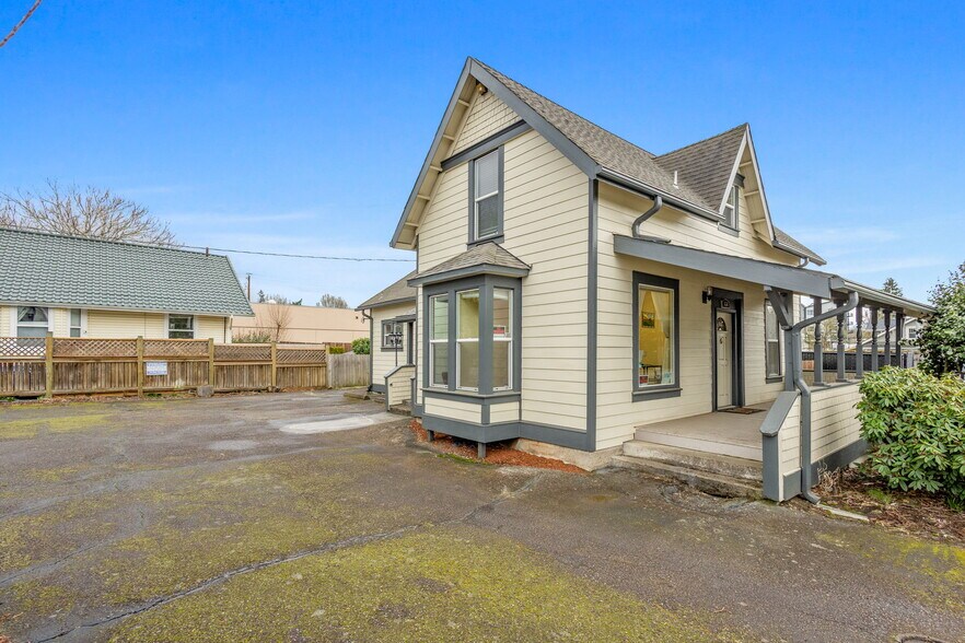 More Photos Of 830 Saginaw St S, Salem Medical For Sale