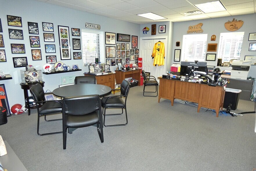 More Photos Of 10 W Main St, Lancaster Flex For Lease