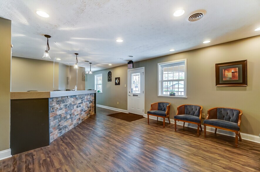 More Photos Of 1010-1090 N Market St, Troy Medical For Lease