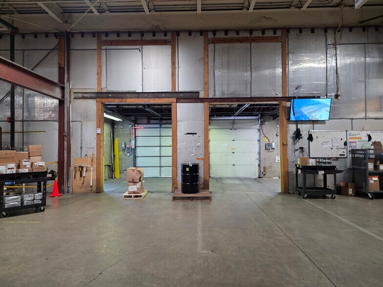 More Photos Of 300 Airport Rd, Ames Warehouse For Lease