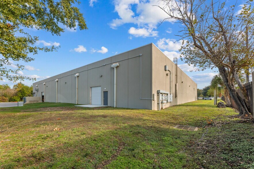 More Photos Of 17955 North Fwy, Houston Freestanding For Lease