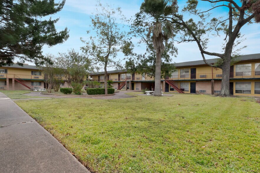 More Photos Of 3501 N Macgregor Way, Houston Apartments For Sale