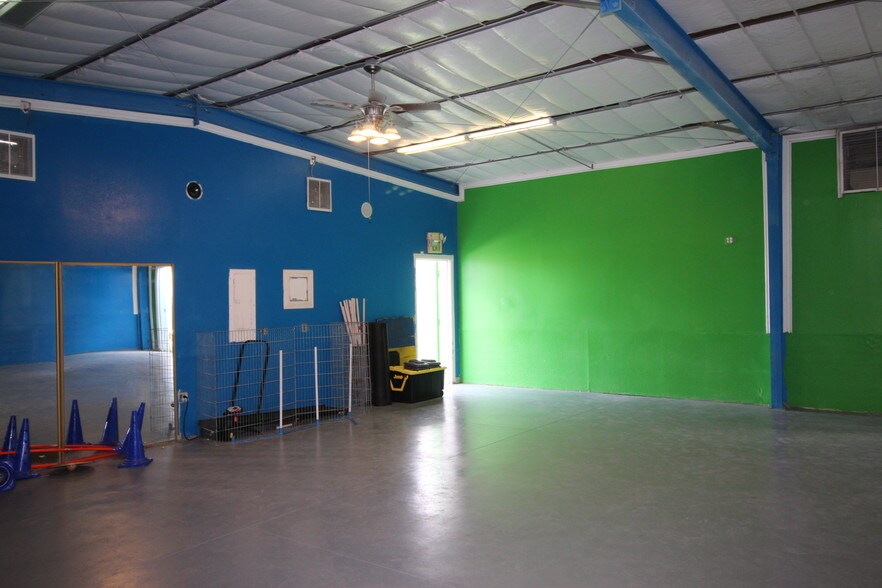 More Photos Of 2675 W Arby, Las Vegas Veterinarian Kennel For Sale