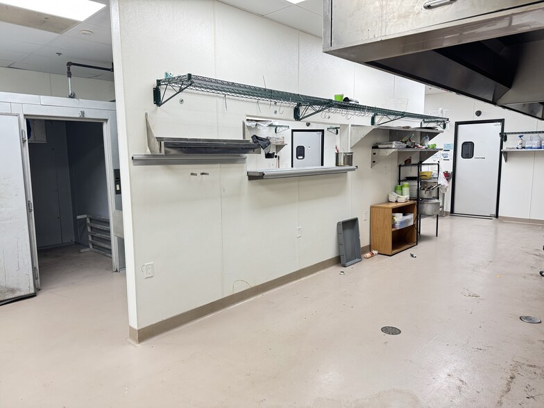 More Photos Of 130 New Towne Square Dr, Toledo Freestanding For Lease