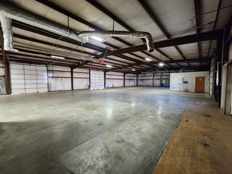 More Photos Of 502 S Kinnick Rd, Stillwater Warehouse For Lease