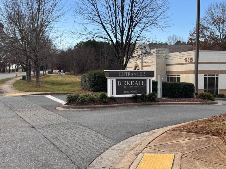 More Photos Of 16315 Northcross Dr, Huntersville Medical For Lease