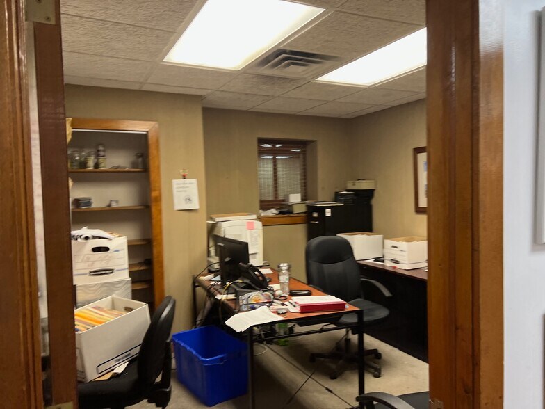 More Photos Of 374 Industrial Park Dr, Boone Showroom For Lease