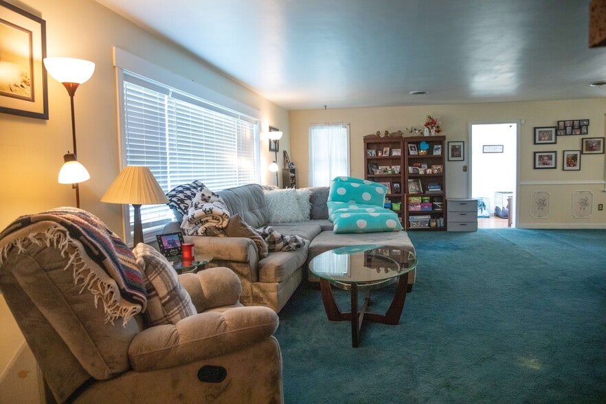 More Photos Of 719 S DuPont Blvd, Milford Flex For Sale