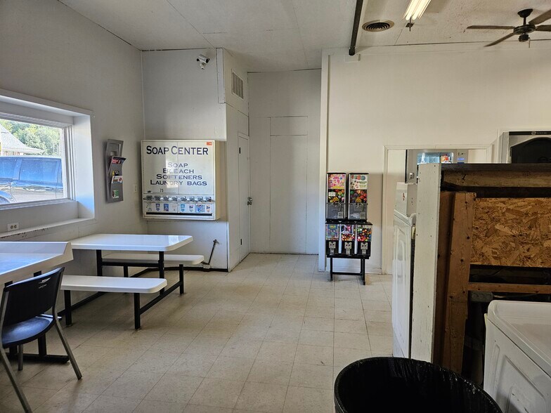 More Photos Of 1245 E Bluff St, Marseilles Freestanding For Sale