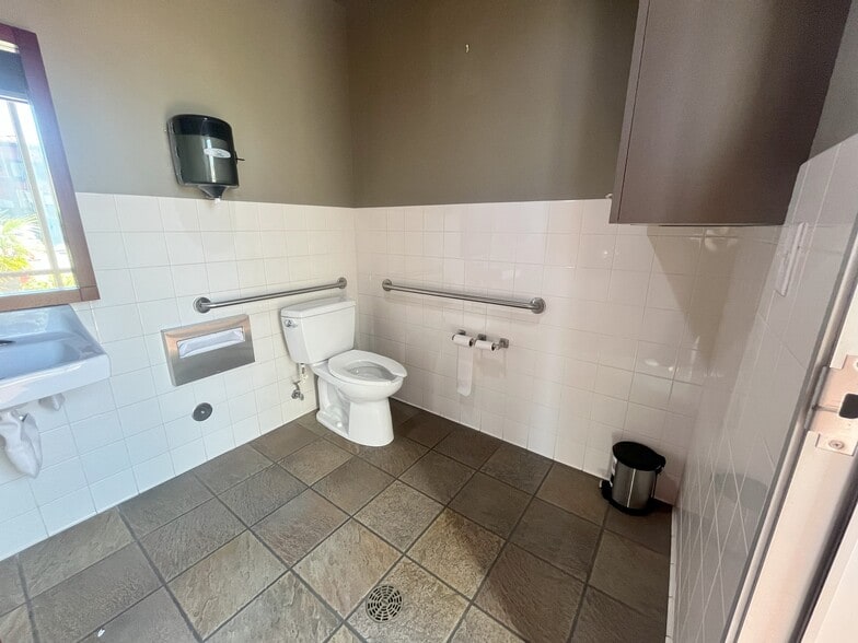 More Photos Of 303 S Water St, Henderson Office For Sale