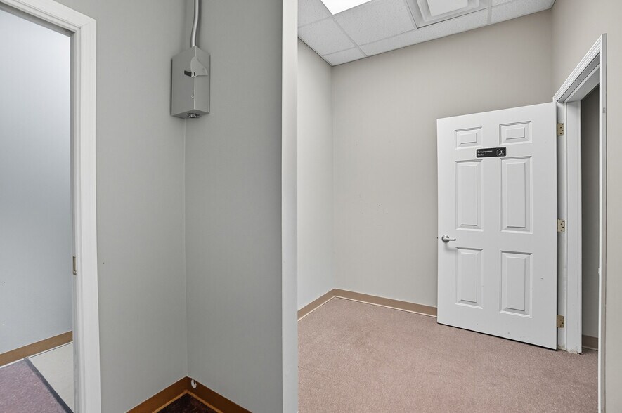 More Photos Of 1104-1124 Kemper Meadow Dr, Forest Park Storefront For Lease