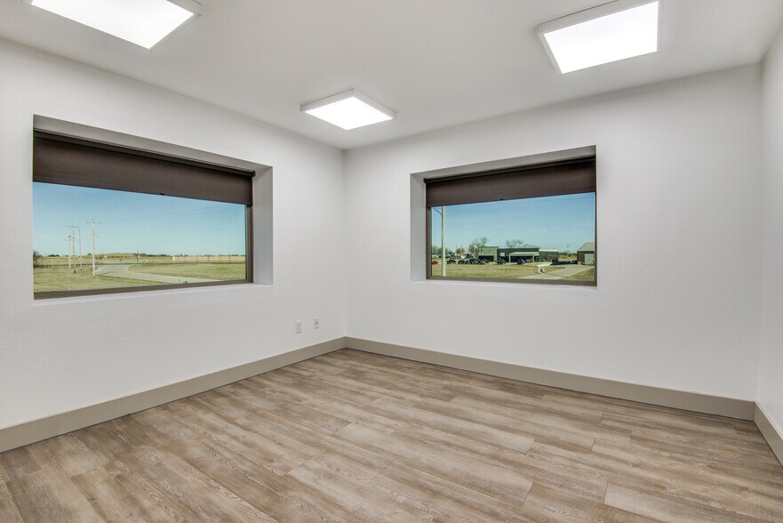 More Photos Of 1115 jc lane, Pilot Point Unknown For Lease