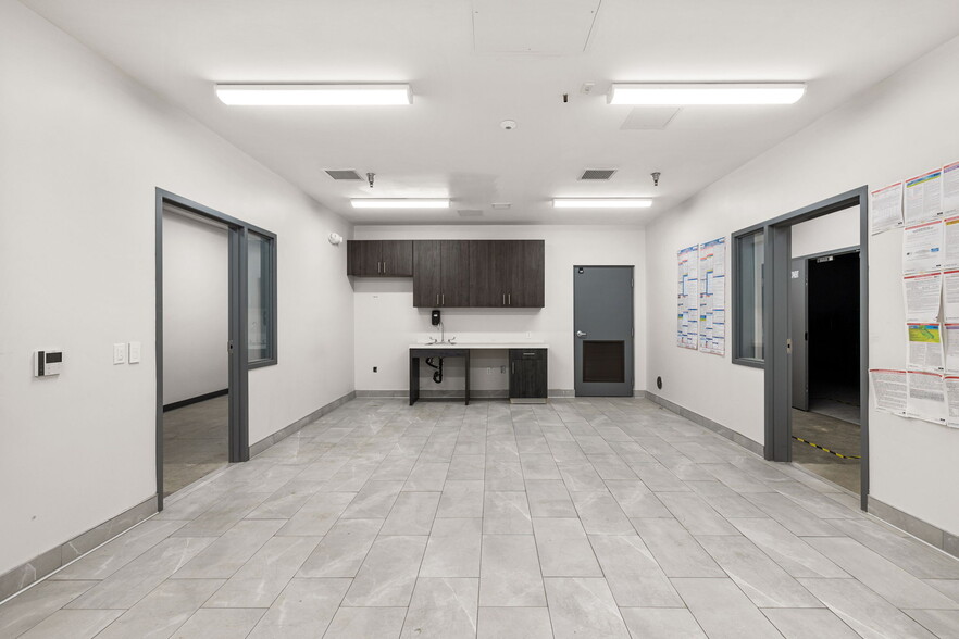 More Photos Of 18194 Blue Dream Crossing, Desert Hot Springs Manufacturing For Sale