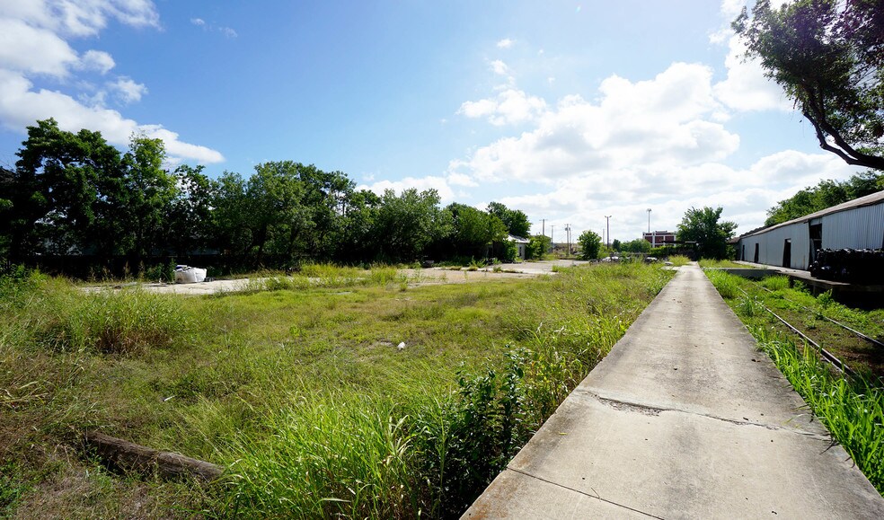 More Photos Of 601 W 2nd St, Taylor Warehouse For Lease