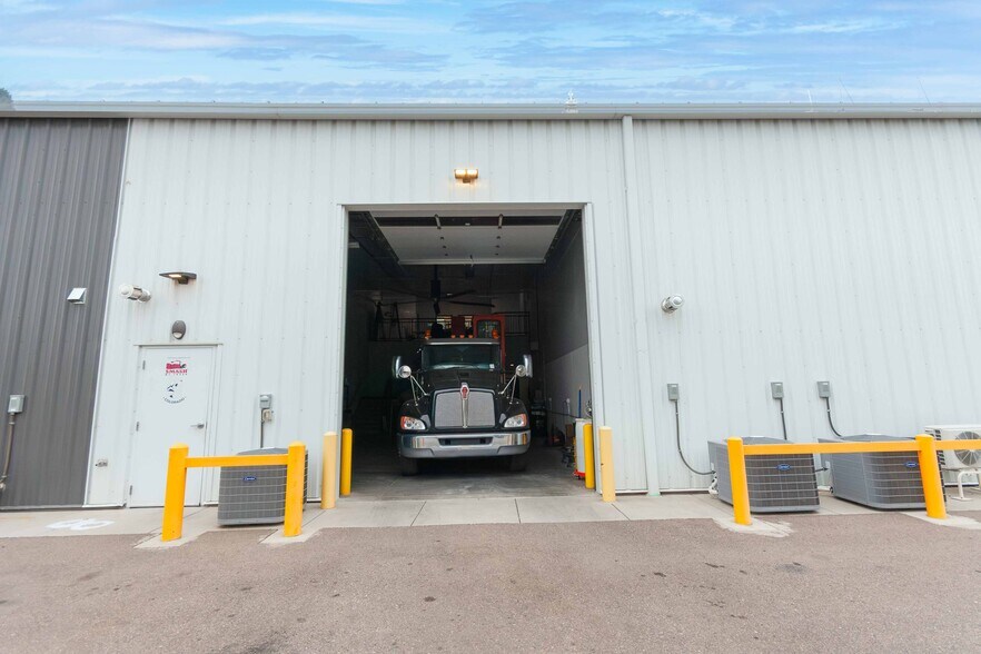 More Photos Of 7292 Greenridge Rd, Windsor Warehouse For Lease