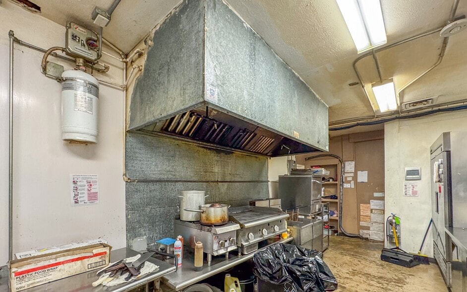More Photos Of 1211 W Hickory St, Denton Bar For Lease