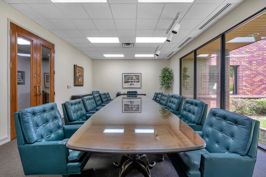 More Photos Of 400 W Houston St, Marshall Office For Sale