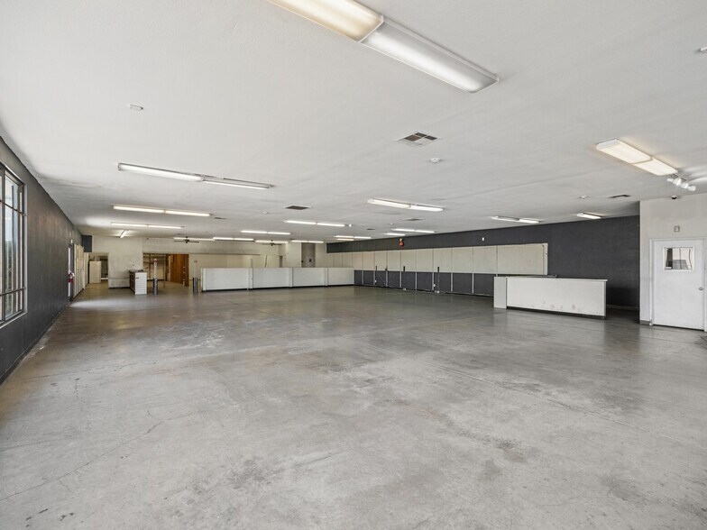 More Photos Of 13815 Park Ave, Victorville Warehouse For Lease