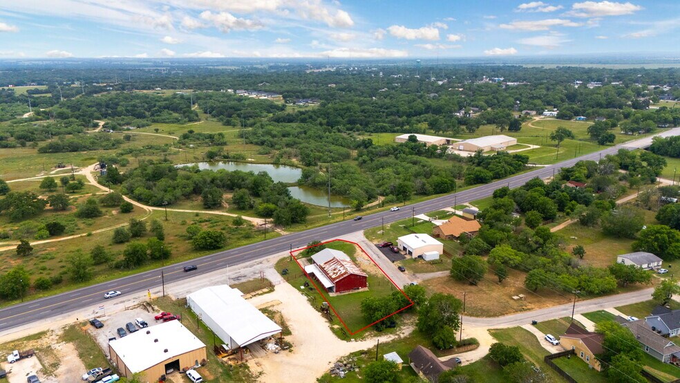 More Photos Of 805 N Magnolia Ave, Luling Flex For Sale