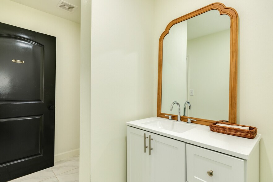 More Photos Of 449 S 17th St, West Columbia Office For Sale