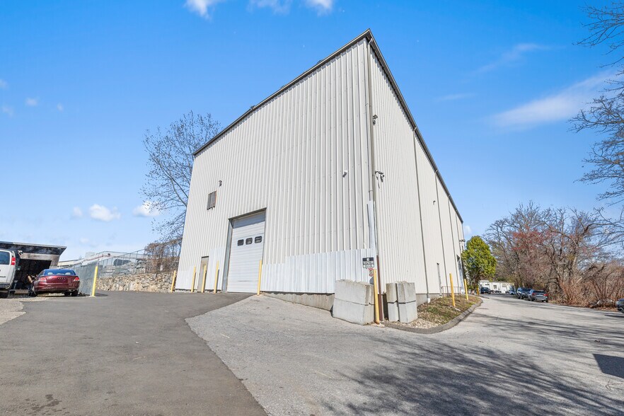 More Photos Of 55 Poplar St, Stamford Light Distribution For Sale