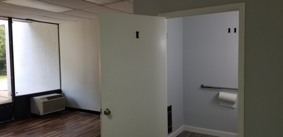 More Photos Of 9244 E Hampton Dr, Capitol Heights General Retail For Lease