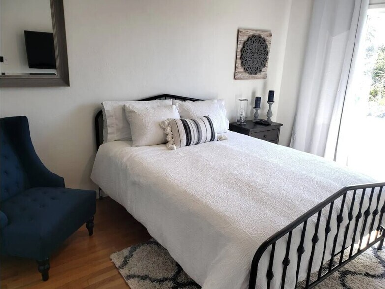 More Photos Of 1558 Ebers St, San Diego Apartments For Sale