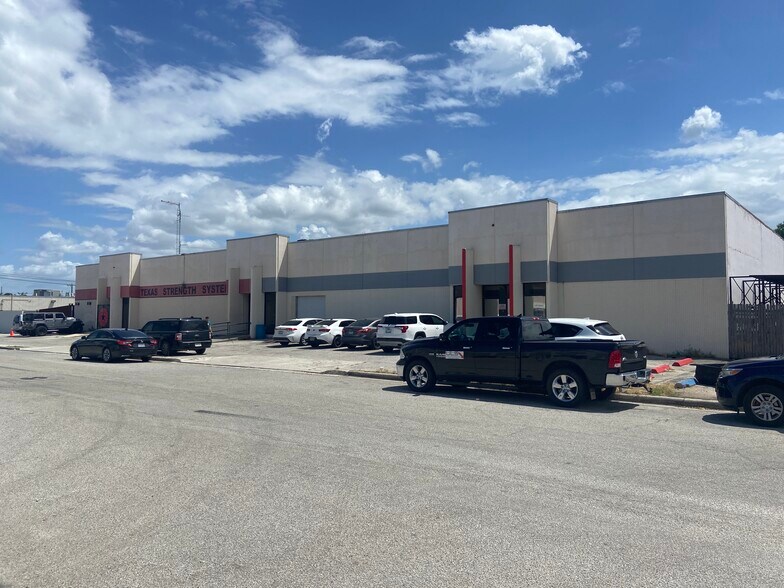 More Photos Of 2410 Boardwalk St, San Antonio Light Distribution For Lease