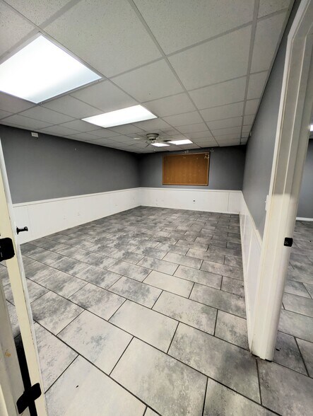 More Photos Of 608 E Booth Rd, Searcy Light Manufacturing For Sale