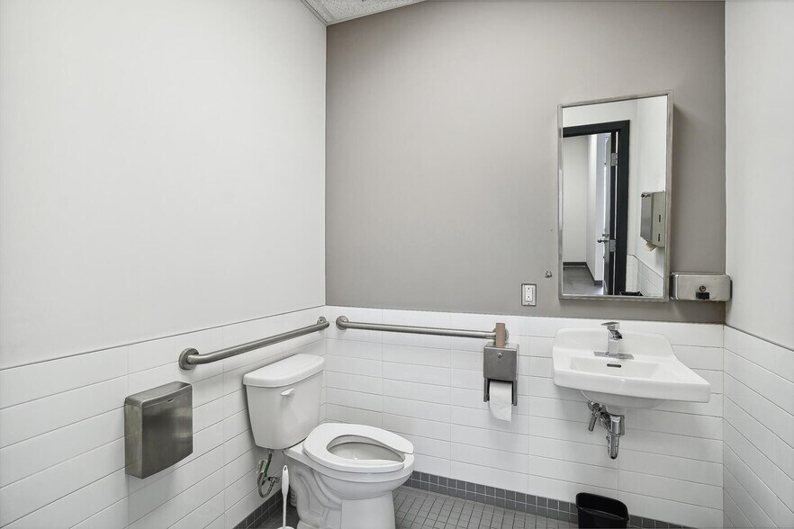 More Photos Of 10007 Boul Pie-IX, Montréal Office For Sale