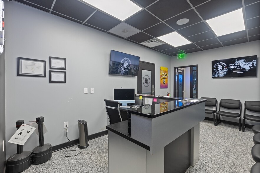More Photos Of 3392 S Huron Rd, Bay City Storefront For Sale