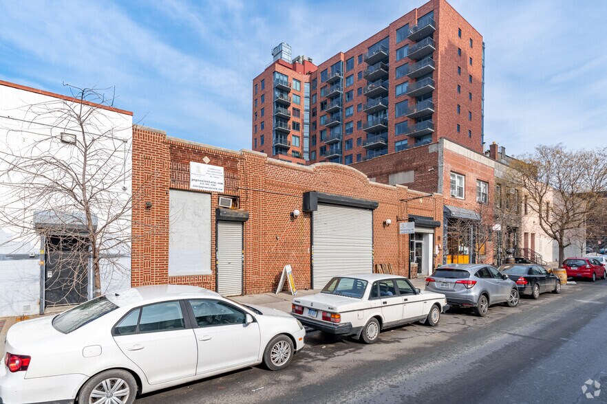 More Photos Of 327 Douglass St, Brooklyn Storefront For Lease