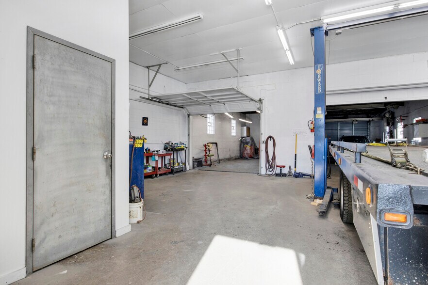 More Photos Of 2514 Pine Ave, Niagara Falls General Retail For Sale