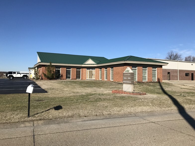 More Photos Of 1424 N Royal Ave, Evansville Showroom For Lease