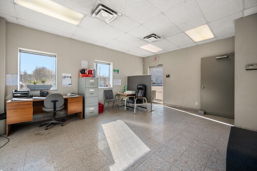 More Photos Of 19135 94th Ave, Surrey Manufacturing For Lease