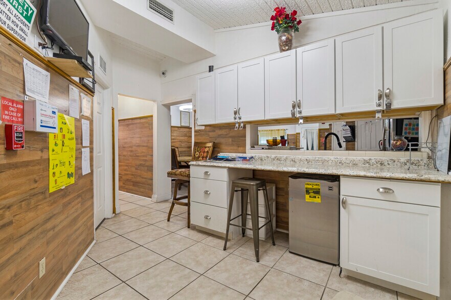 More Photos Of 613 Forest Hills Dr, Brandon Assisted Living For Lease
