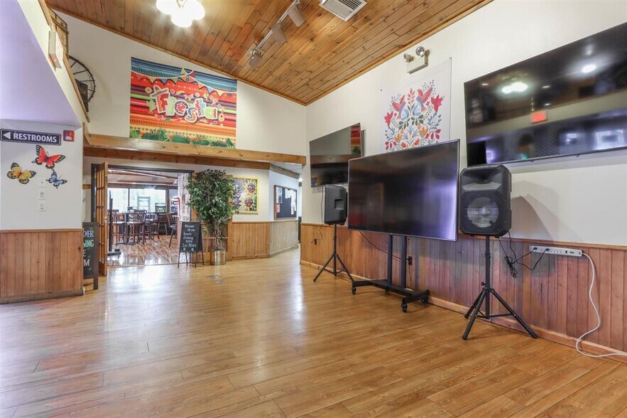 More Photos Of N2717 County Road QQ, Waupaca Restaurant For Sale