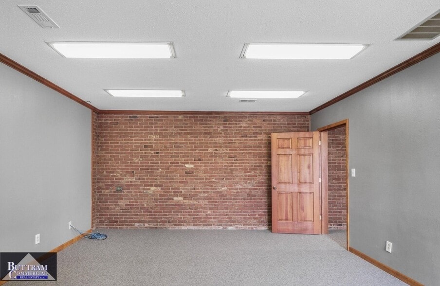 More Photos Of 1801 N Osage Blvd, Nevada Specialty For Sale