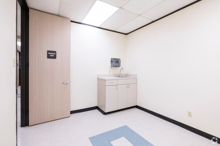 More Photos Of 7440 Cypress Creek Pky, Houston Storefront Retail Office For Sale