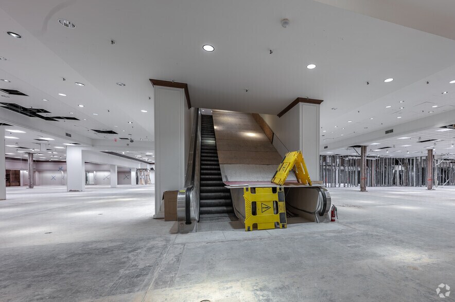 More Photos Of 100 Mall Dr, Steubenville Department Store For Lease