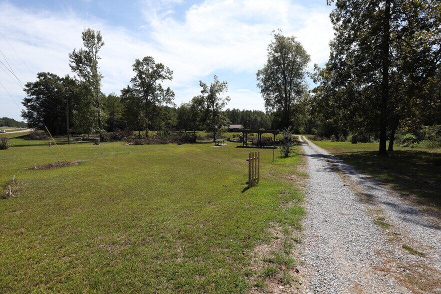 More Photos Of 2066 Evelyn Gandy Pky, Hattiesburg Office For Sale