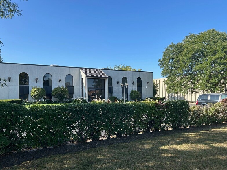 More Photos Of 5 E College Dr, Arlington Heights Office For Sale