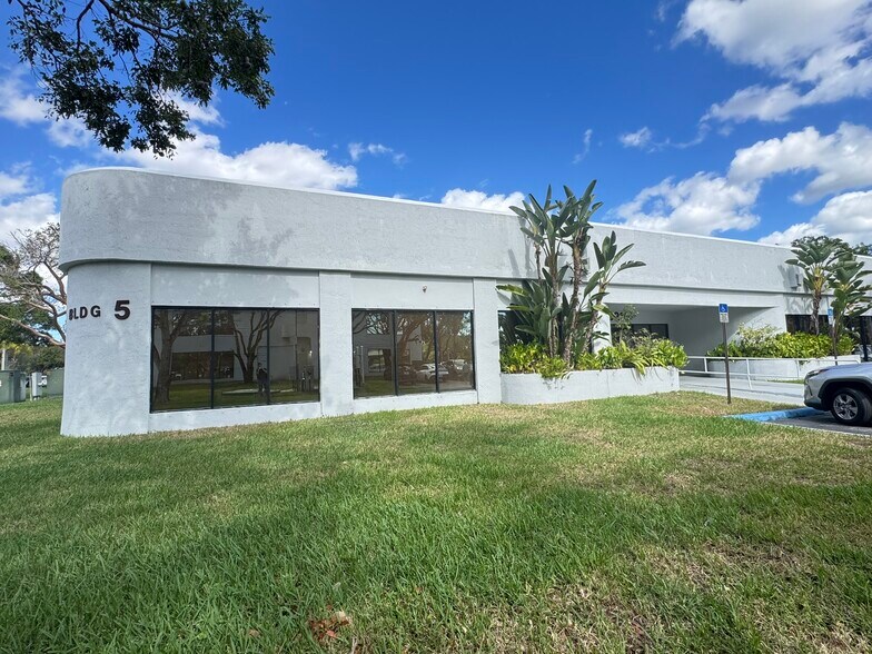 More Photos Of 9210 Sunset Dr, Miami Office For Lease