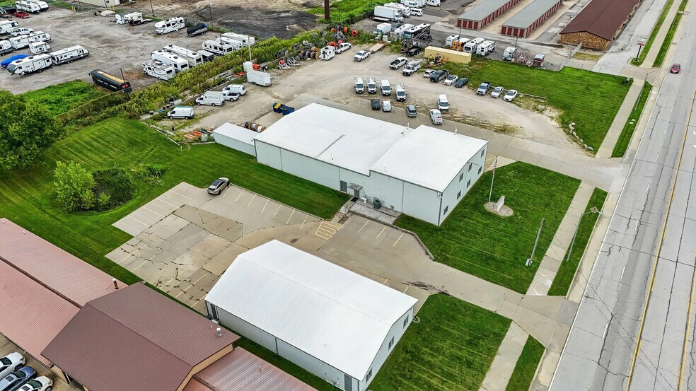 More Photos Of 1301 NE 56th St, Pleasant Hill Light Distribution For Sale