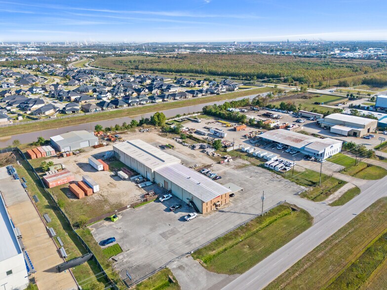 More Photos Of 11837 W Fairmont Pky, La Porte Warehouse For Lease