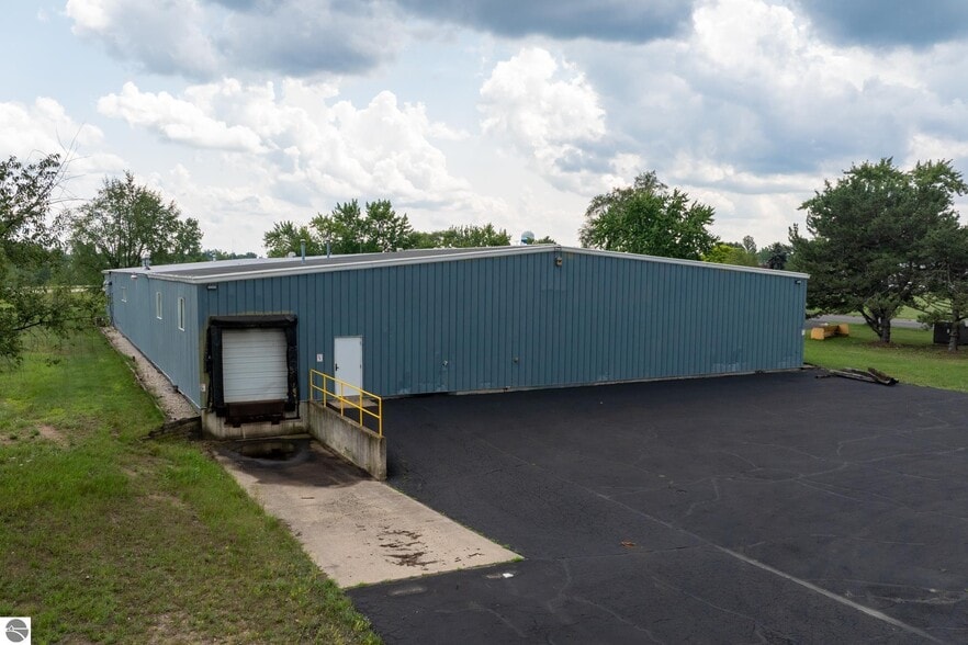 More Photos Of 910 Industrial Dr, Mount Pleasant Warehouse For Sale