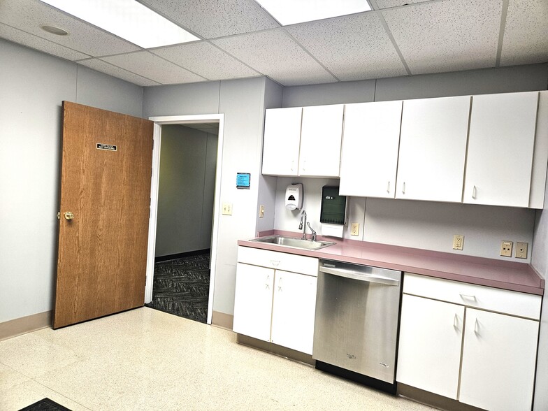More Photos Of 4700 Mcleod Dr E, Saginaw Medical For Lease