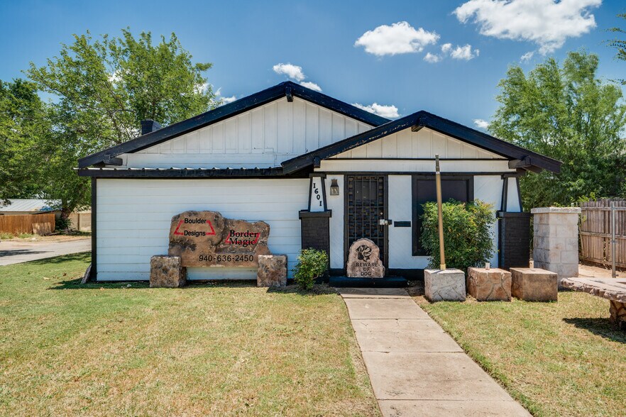 Primary Photo Of 1601 Kemp Blvd, Wichita Falls Showroom For Lease